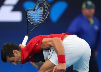 Novak Djokovic smashed his racquet after losing serve in the second set 1226974