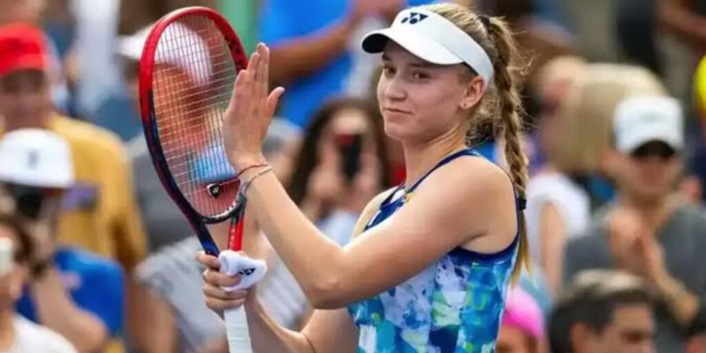 Elena Rybakina applauding crowd