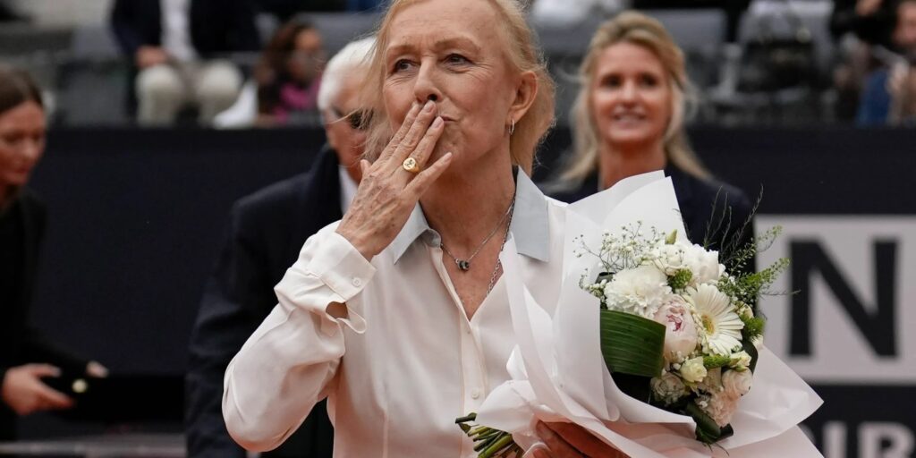 Martina Navratilova blows kiss to the crowd